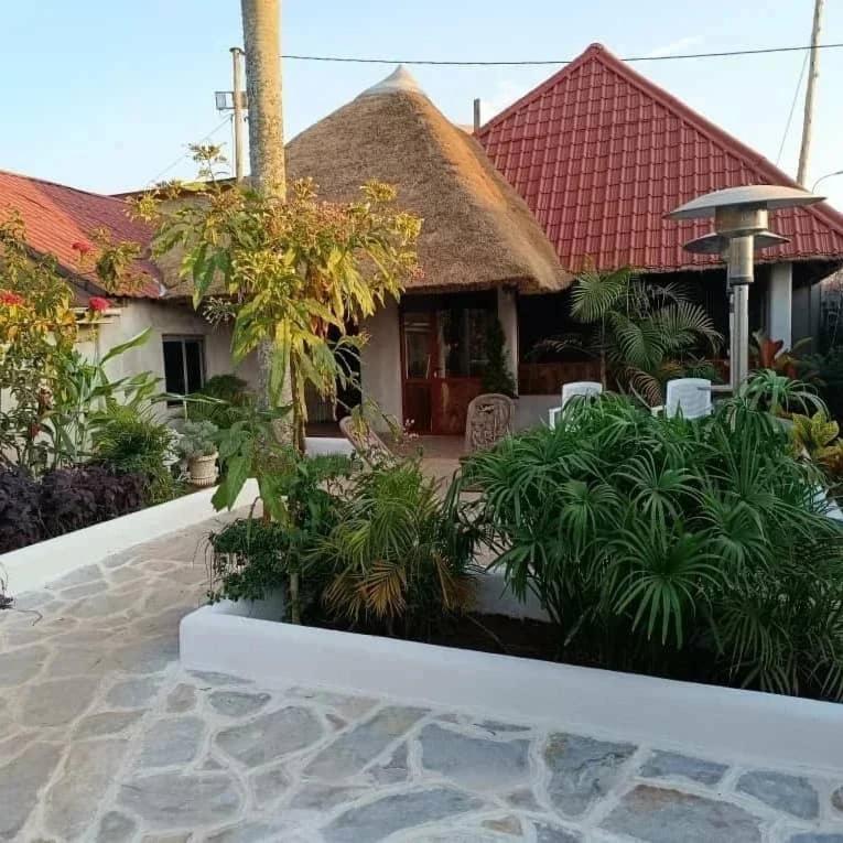 Mia Safari Lodge And Restaurant Entebbe Extérieur photo